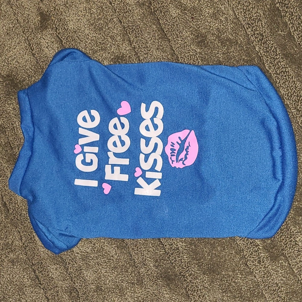 🐕NWOT Free Kisses Shirt 🐕